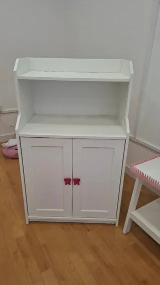 Mueble blanco con puertas y estante