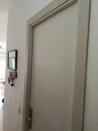 Puerta de baño blanca