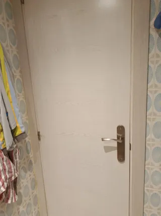 Puerta de baño blanca