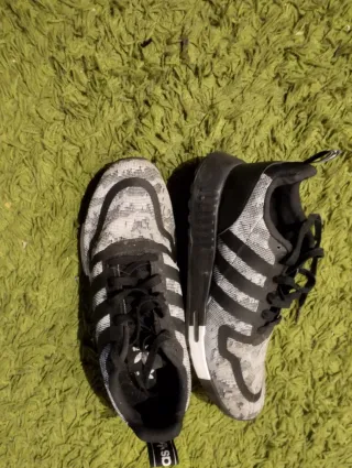 Zapatillas Adidas Negras y Grises