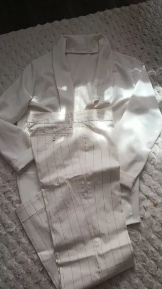 Conjunto americana y pantalón blanco