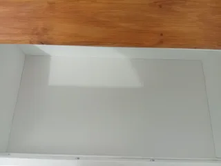 Cómoda blanca y madera con cristal