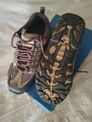 Zapatillas de montaña beige y grises