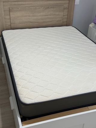 Cama con colchón y base