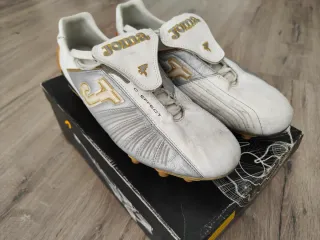 Botas de Fútbol Joma Efecto Plata y Blanco