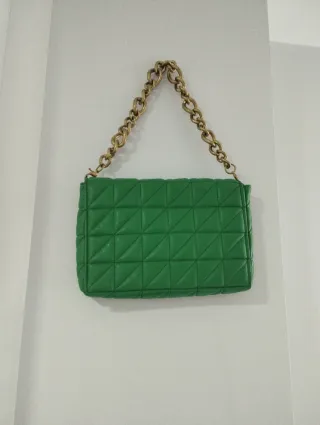 Bolso verde acolchado con cadena dorada