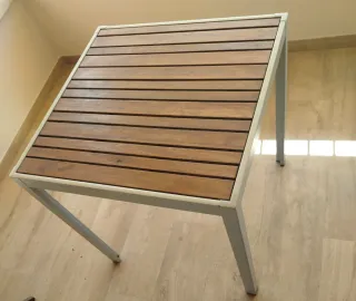 Mesa exterior madera y metal Ikea