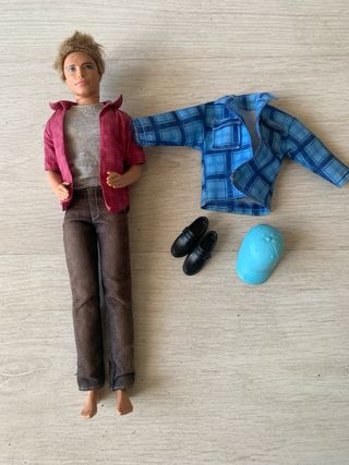 Muñeco Ken con ropa y accesorios