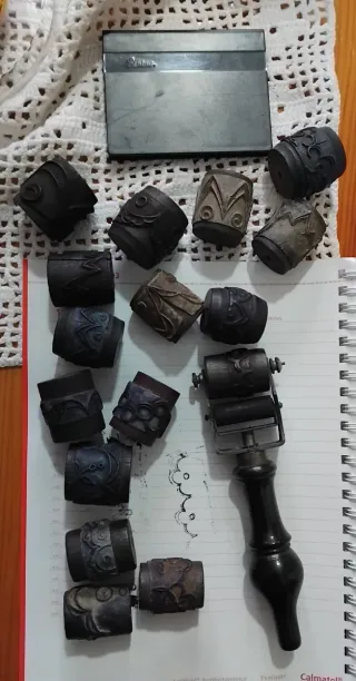 Rodillo de impresión,16 sellos i caja de tinta.