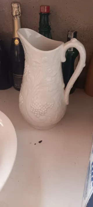 Jarra de porcelana blanca con relieve