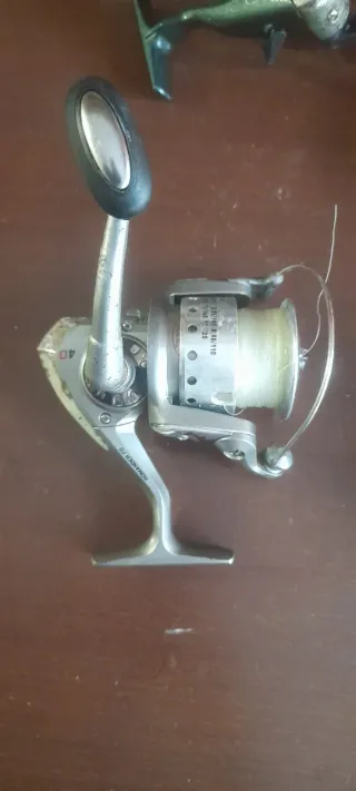 Lote de cañas de pescar y anzuelos