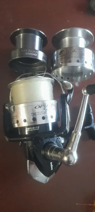 Lote de cañas de pescar y anzuelos