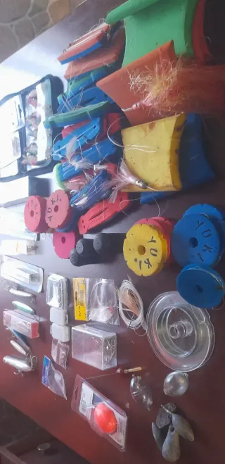 Lote de cañas de pescar y anzuelos