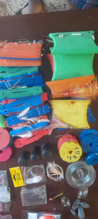 Lote de cañas de pescar y anzuelos