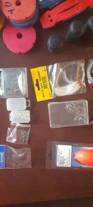 Lote de cañas de pescar y anzuelos