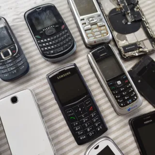 Lote 30 móviles antiguos variados para reparar