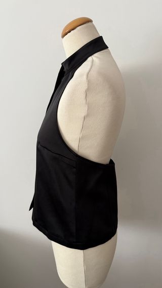 Top halter negro satinado