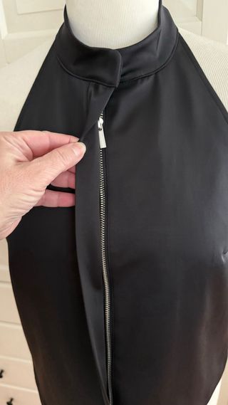 Top halter negro satinado