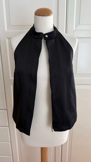 Top halter negro satinado