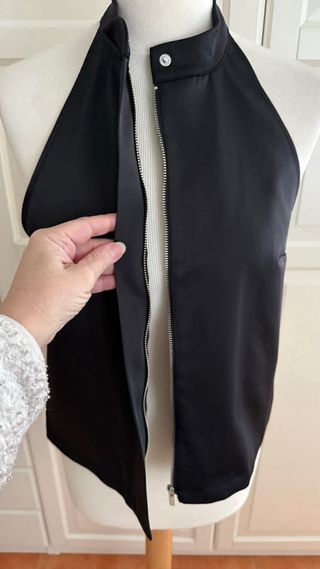 Top halter negro satinado