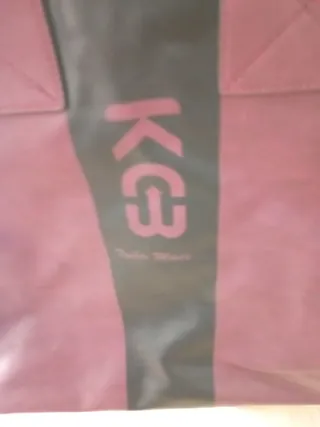 Bolso granate con banda negra