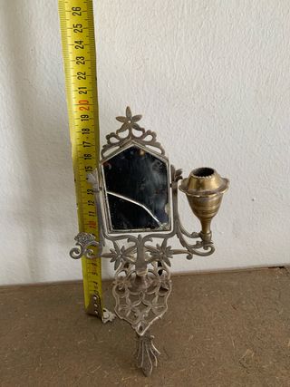 Tocador antiguo con candelero