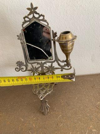 Tocador antiguo con candelero