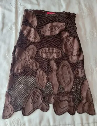 Falda de crochet marrón con apliques