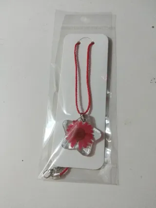 Colgante estrella flor resina hecho a mano