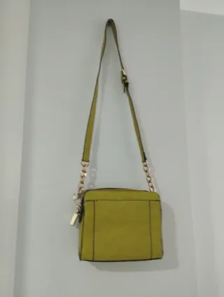 Bolso bandolera verde con cadena dorada