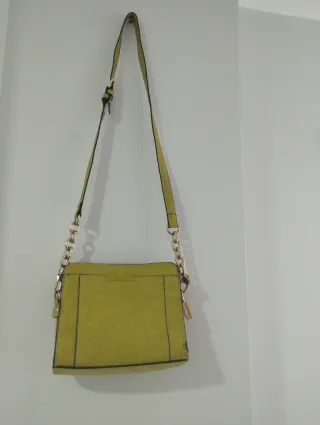 Bolso bandolera verde con cadena dorada