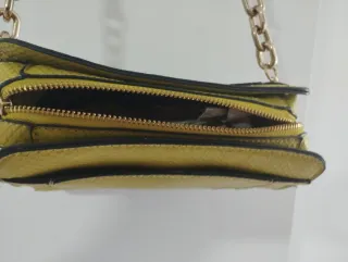 Bolso bandolera verde con cadena dorada