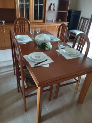 Mesa de comedor de madera