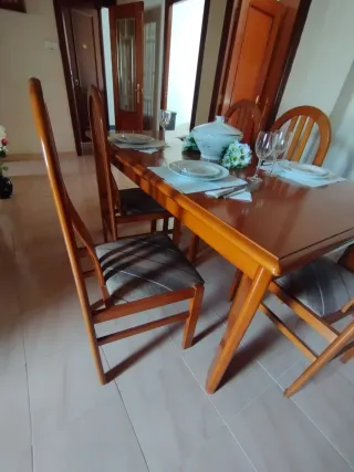 Mesa de comedor de madera