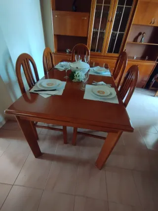 Mesa de comedor de madera