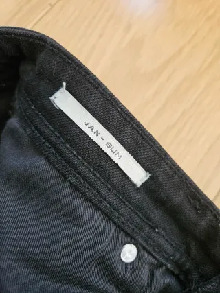 Pantalón vaquero negro Mango