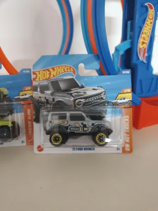 2x Hot Wheels 4x4 Jeep Gladiator e Ford Bronco