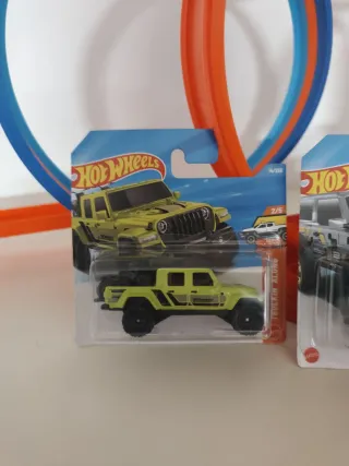 2x Hot Wheels 4x4 Jeep Gladiator e Ford Bronco