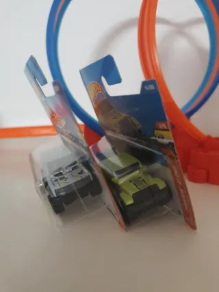 2x Hot Wheels 4x4 Jeep Gladiator e Ford Bronco