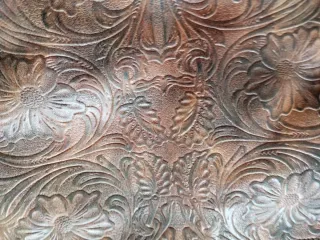 Bolso bandolera marrón con relieve