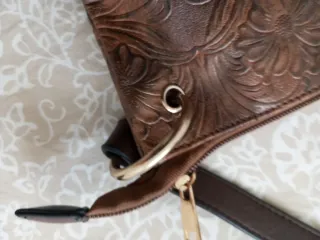 Bolso bandolera marrón con relieve