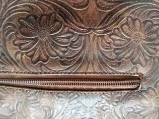 Bolso bandolera marrón con relieve