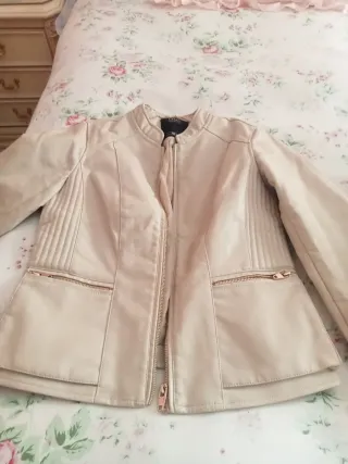 Chaqueta corta efecto piel mujer beige