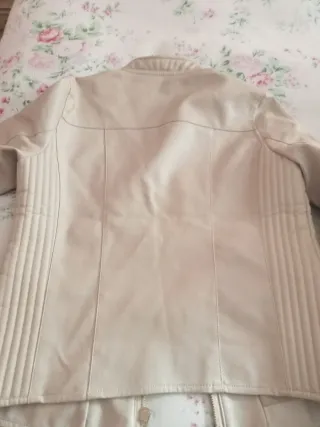 Chaqueta corta efecto piel mujer beige