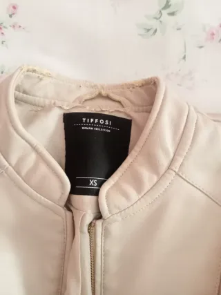 Chaqueta corta efecto piel mujer beige