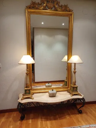 Consola de Mármol y Metal Dorada