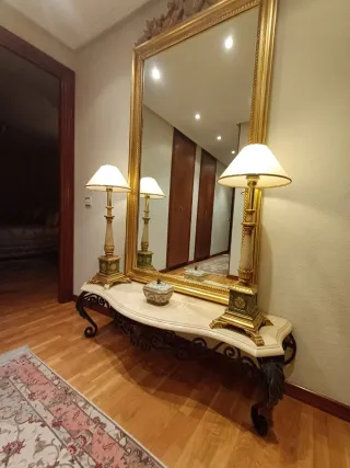 Consola de Mármol y Metal Dorada