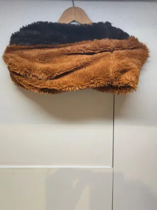 Cuello de mujer marrón y naranja