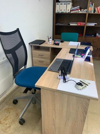 Escritorio y sillas de oficina