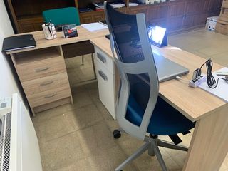 Escritorio y sillas de oficina